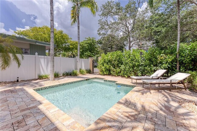 Building Photo - 1206 NE 1st St