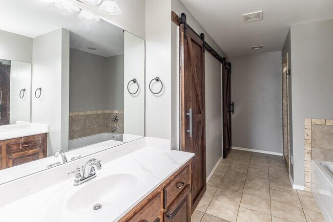 Building Photo - 808 Canyon Dr