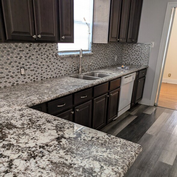 Building Photo - 5751 Beechwood Dr