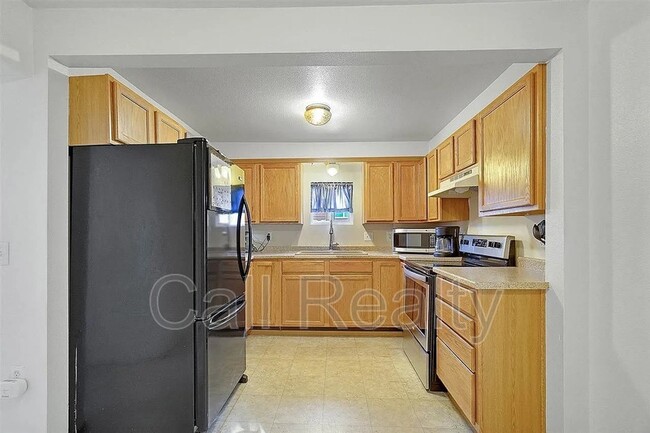 Building Photo - 2423 E Everett Ave