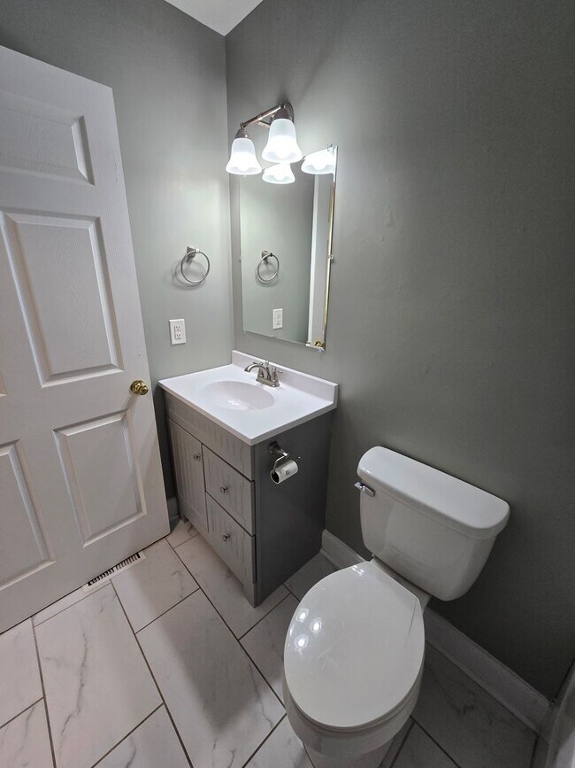 Building Photo - Updated 3 Bedrooms, 1.5 Bathrooms on a Dou...