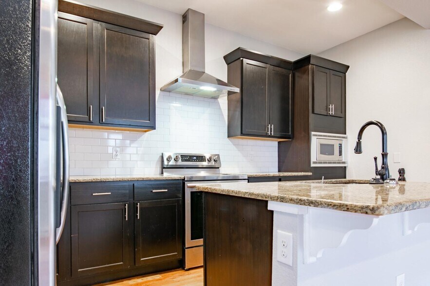 Building Photo - Polished Jefferson Park home with big fron...