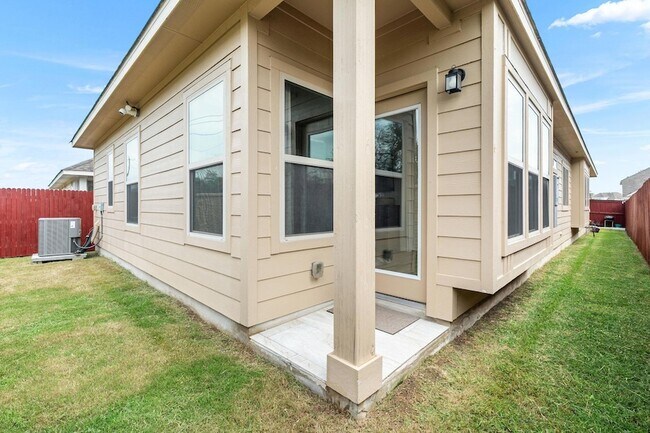 Building Photo - 5917 Principale Dr