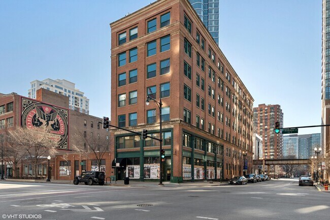 Primary Photo - 900 S Wabash Ave