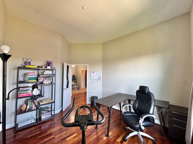 Building Photo - NEWPORT NEWS - STUNNING APARTMENT IN  THE ...