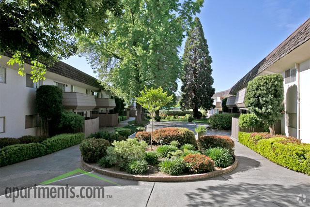 Courtyard - Hacienda Apartments