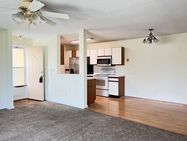 Building Photo - First Floor, Unfurnished, 3 Bedroom, 2 Bath Condo with Screened-in Back Patio!