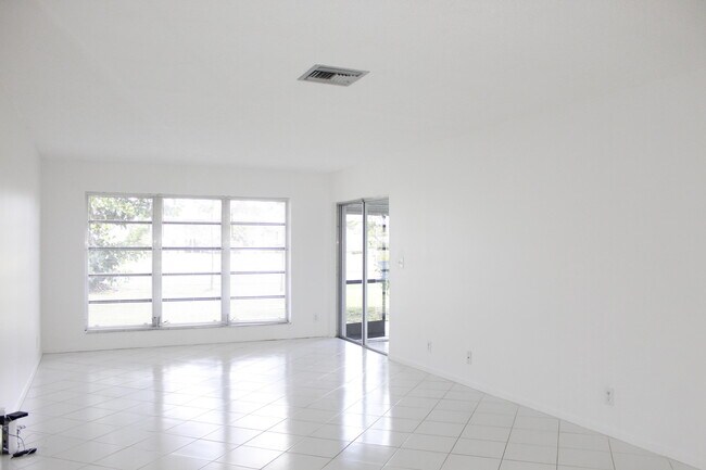 Building Photo - 5620 Queen Palm Ct