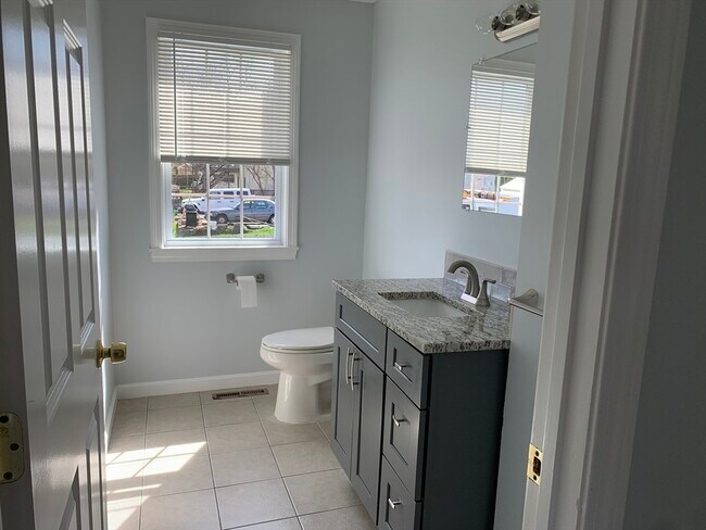 Building Photo - 170 Lawrence St