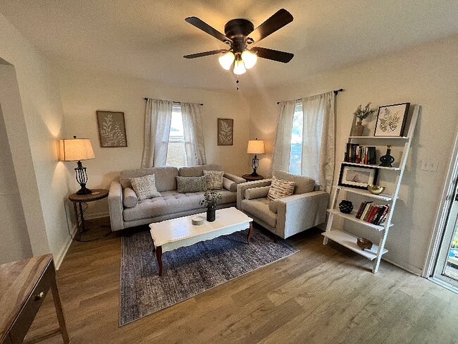 Building Photo - 913 E Gift Ave