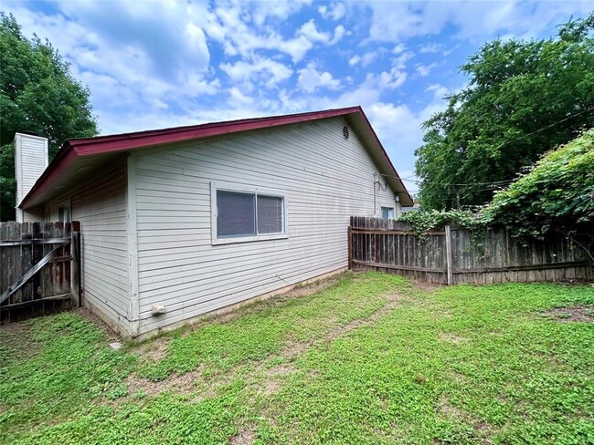 Building Photo - 2103 Courtney St