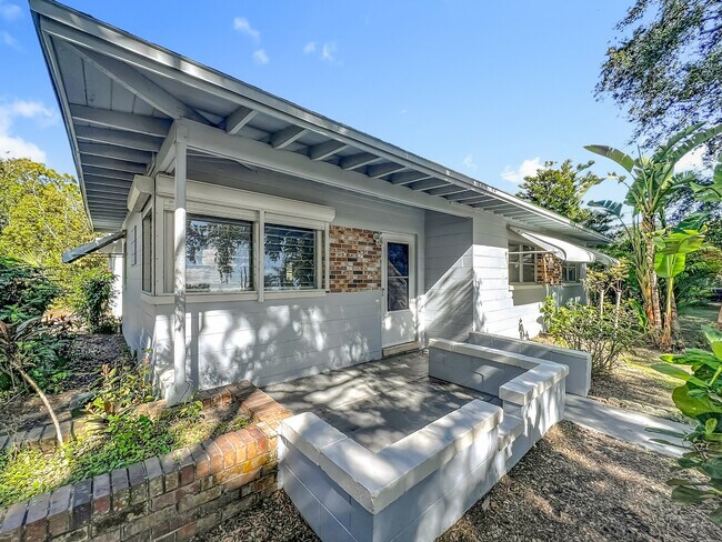 Building Photo - 1706 Cambridge Dr