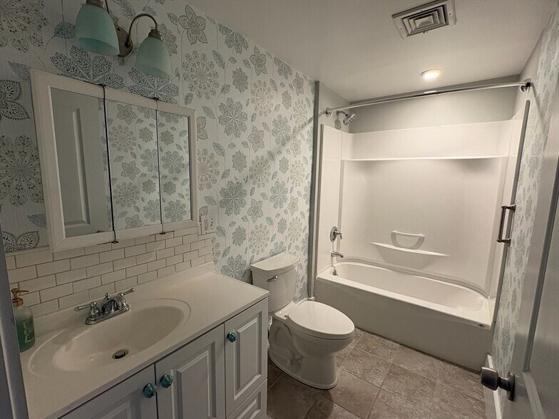 Building Photo - 83 Orange St