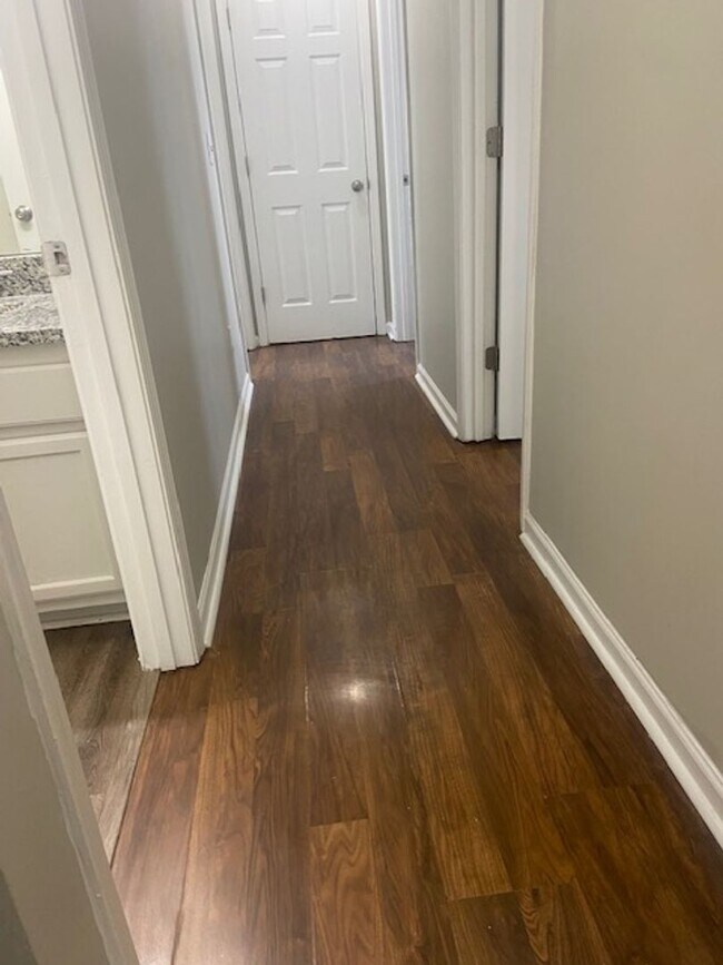 Building Photo - Spacious Town-home!