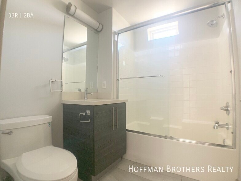 Building Photo - 3714 Kelton Ave