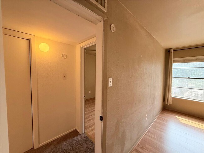 Building Photo - 2124 Burton Dr