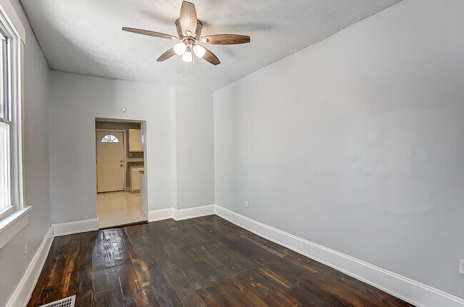 Building Photo - Four Bedroom Available in Dayton!