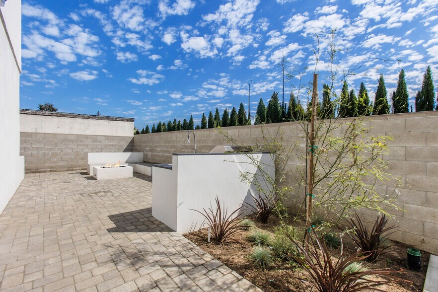 Building Photo - 10928 S Inglewood Ave