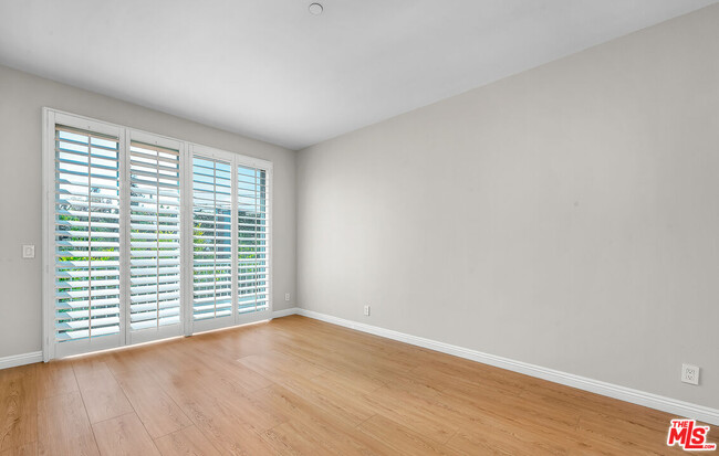 Building Photo - 117 S Clark Dr