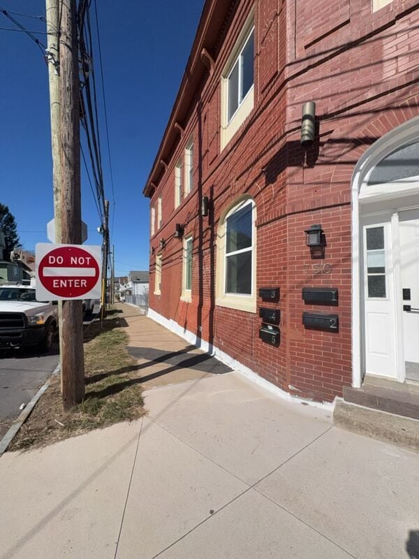 Building Photo - 730 N Main St