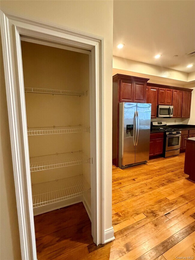 Building Photo - 337 Main St