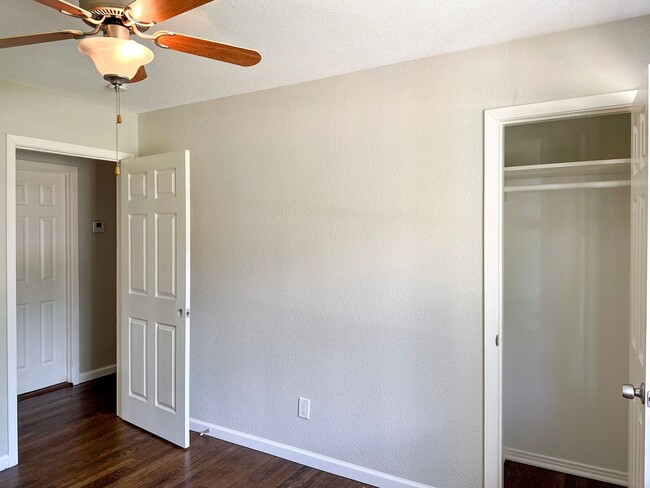 Building Photo - 4 Bedroom / 2 Bath