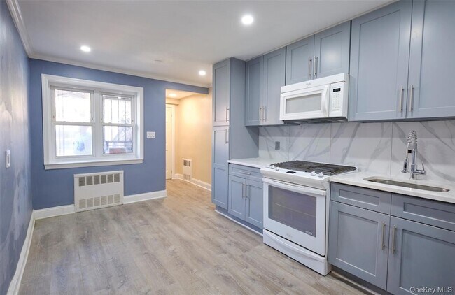 Building Photo - 724 E 96th St