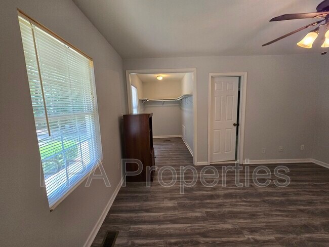 Building Photo - 7122 Ramblewood Dr