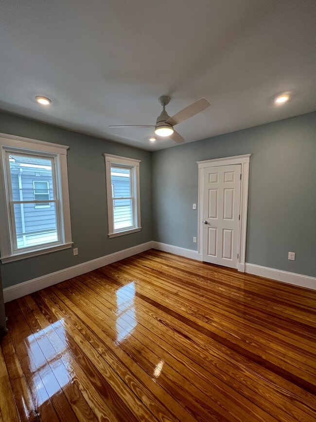 Building Photo - No Broker's Fee, No Last Month rent, Pets Friendly, Laundry on a Site