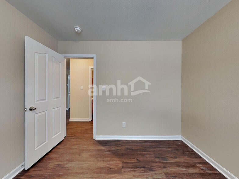 Building Photo - 714 W Parris Ave