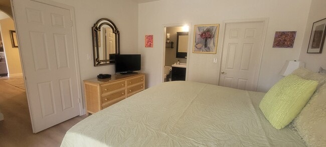 Building Photo - Two bedroom condo - Furnished Seasonal Rental