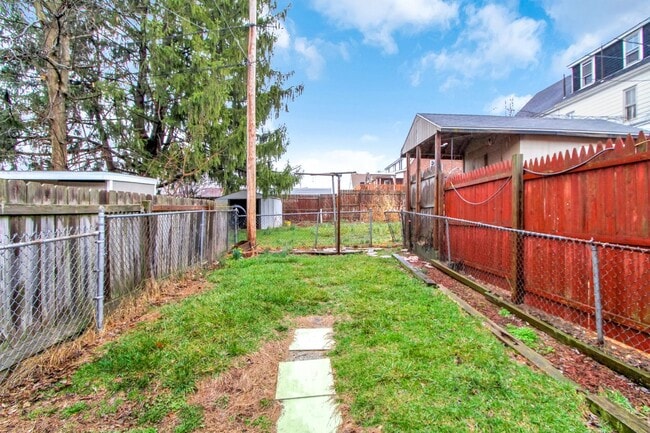 Building Photo - Spacious 4 Bedroom, 1 Bath Home in North York!