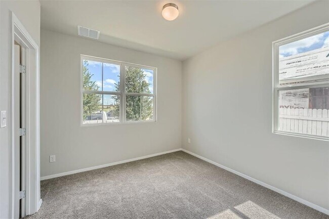 Building Photo - 141 Bluestem Dr