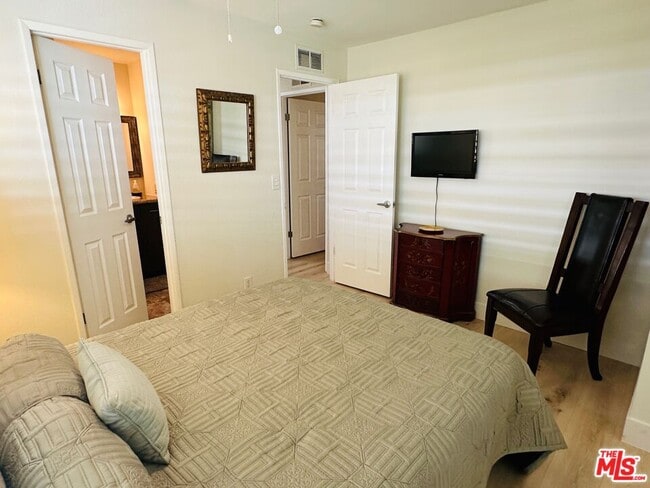 Building Photo - 425 S Paseo Laredo