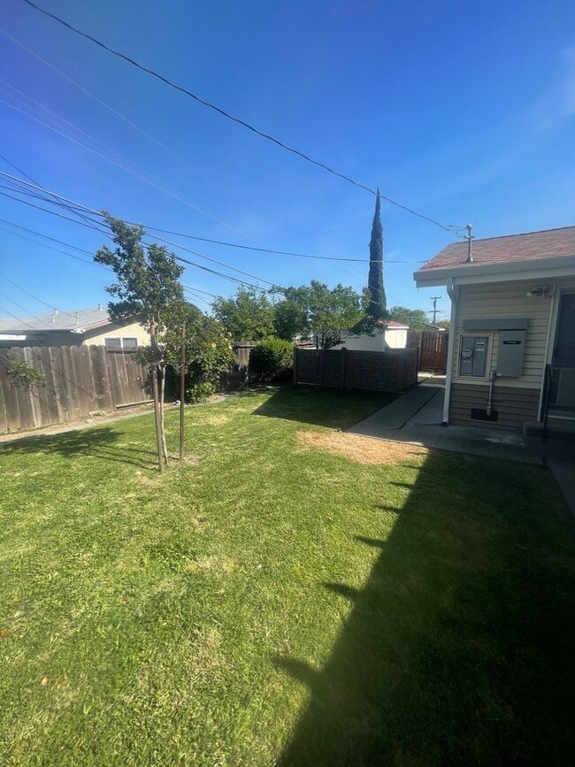 Building Photo - NICE OLDER HOME IN ESTABLISHED AREA