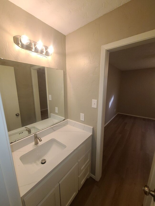 Building Photo - 2/1.5 covered parking, fireplace