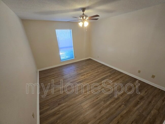 Building Photo - 8430 Country Walk Dr