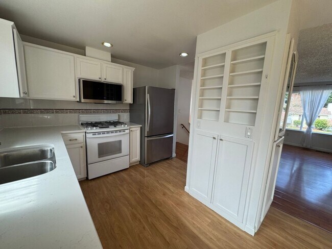 Building Photo - 4Bd/2.25Ba Kent House