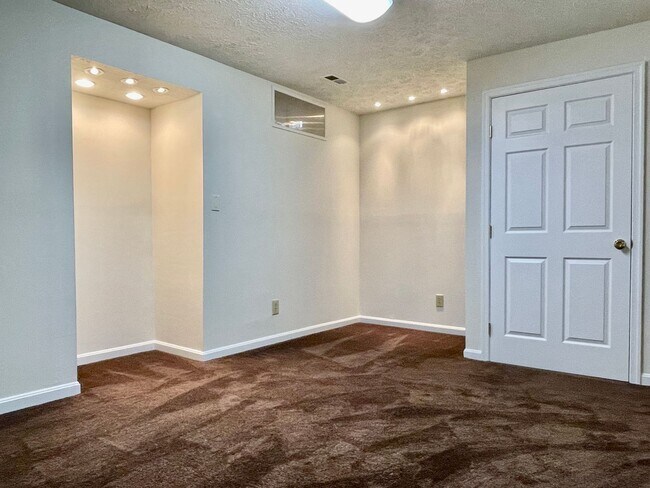 Building Photo - BEAUTIFUL THREE LEVEL TOWNHOME IN NORTH STAFFORD!