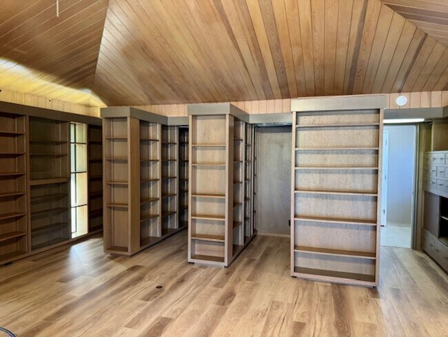 Building Photo - Wonderful single level home in Orinda-available for move-in now!