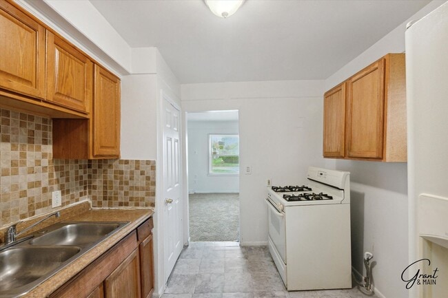 Building Photo - $1200 Warren bungalow