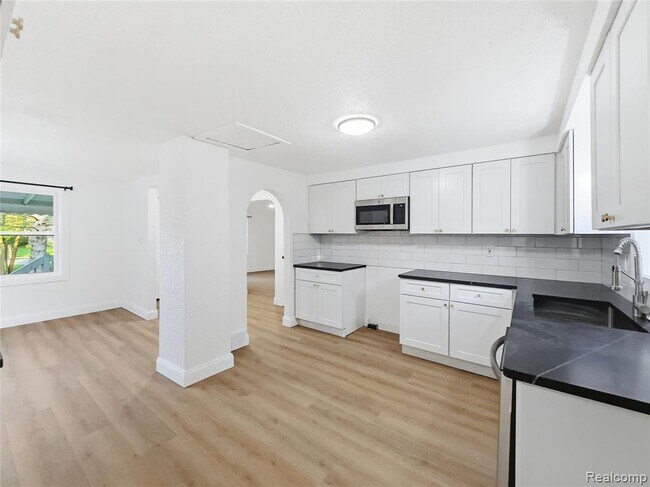 Building Photo - 2124 Bernice Ave