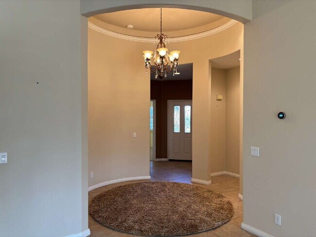 Building Photo - Great Great-Room for Long-term