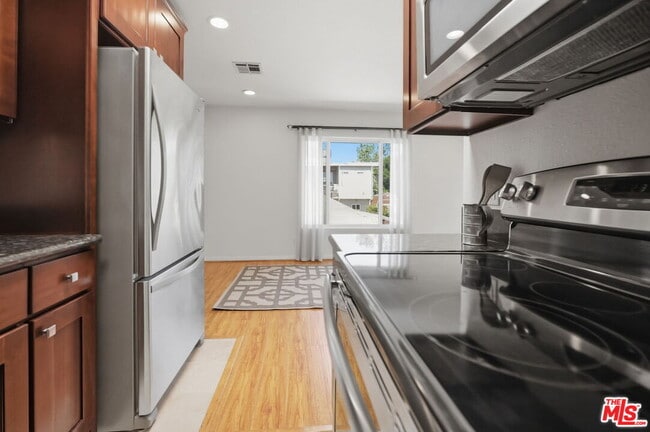 Building Photo - 340 N La Fayette Park Pl