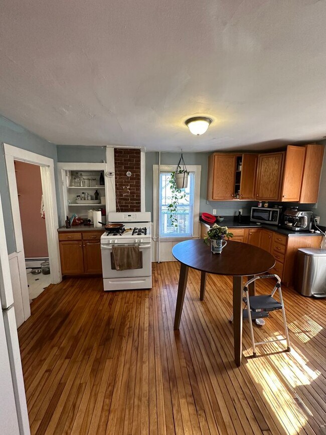 Building Photo - 14 Hamlin Ct