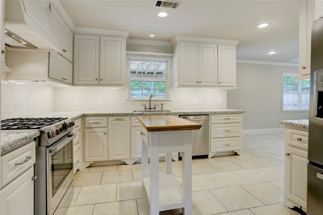 Building Photo - 9829 Larston St