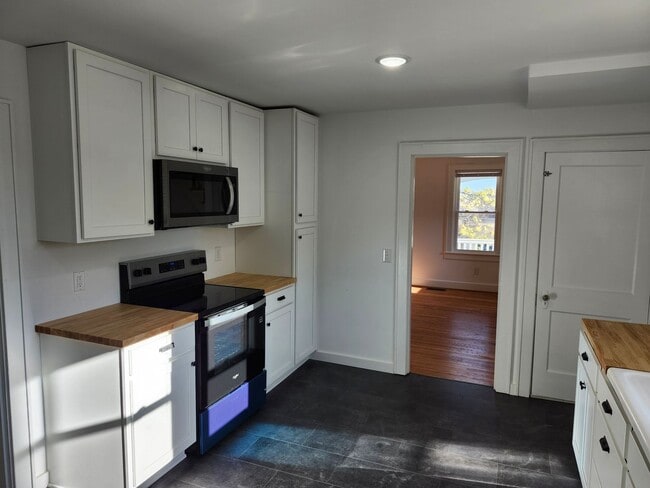 Building Photo - Large, Remodeled Single Family 4 BR House in Staunton
