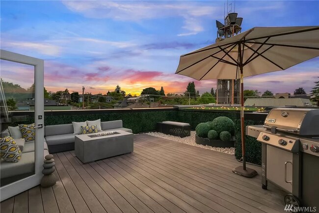 Building Photo - Stunning 2 Bed 3 Bath Home in Queen Anne