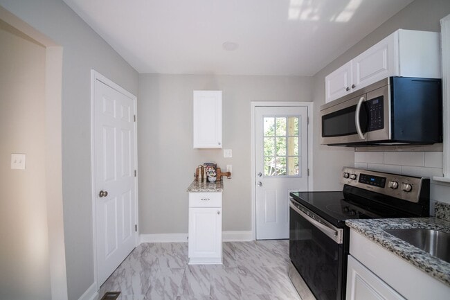 Building Photo - 3 Bedrooms, 2 Bathrooms on Colonial Avenue in Colonial Heights! Must SEE!!!