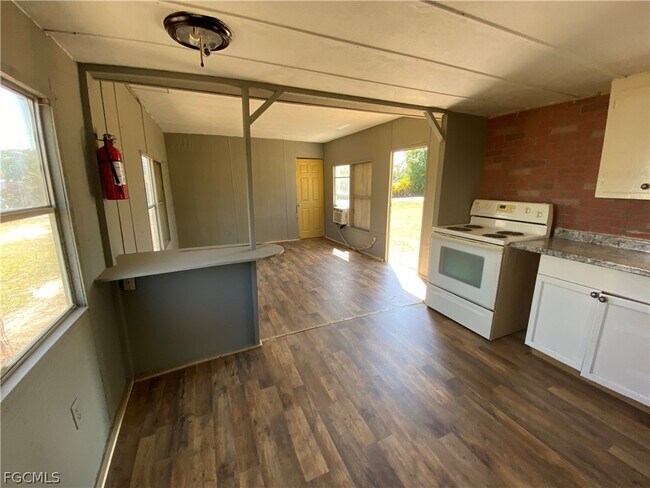 Building Photo - 8086 Heck Dr